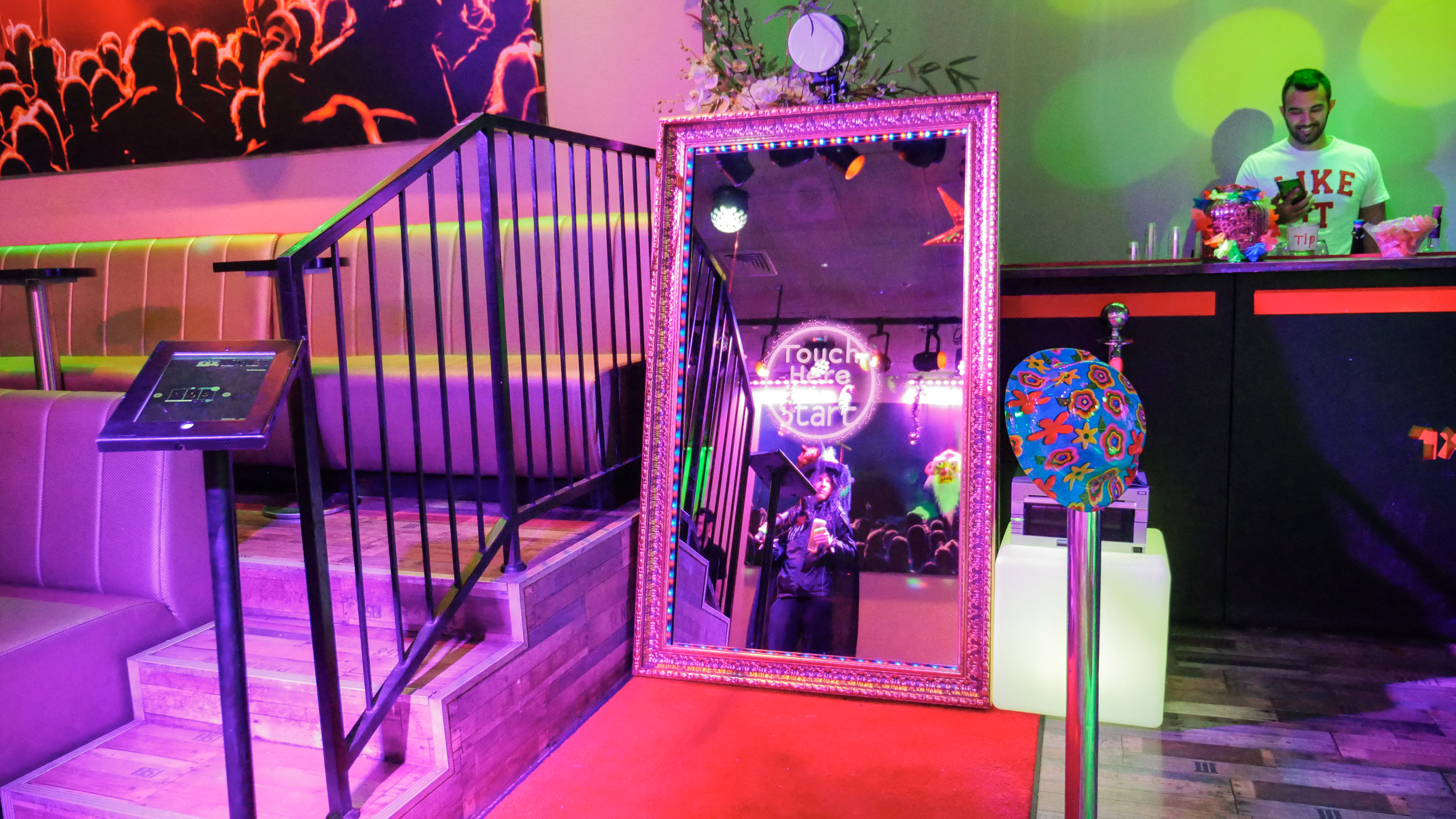 Mirror booth event impression 3 alt